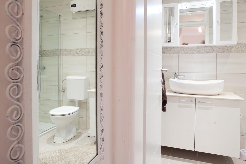Kairos Apartment